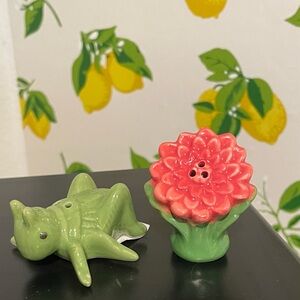 Cracker Barrel Mini Grasshopper And Flower Salt And Pepper Shakers NWT